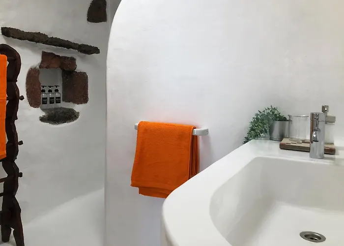 Dom wakacyjny Casa Lupe. Art-inspired Courtyard House In *