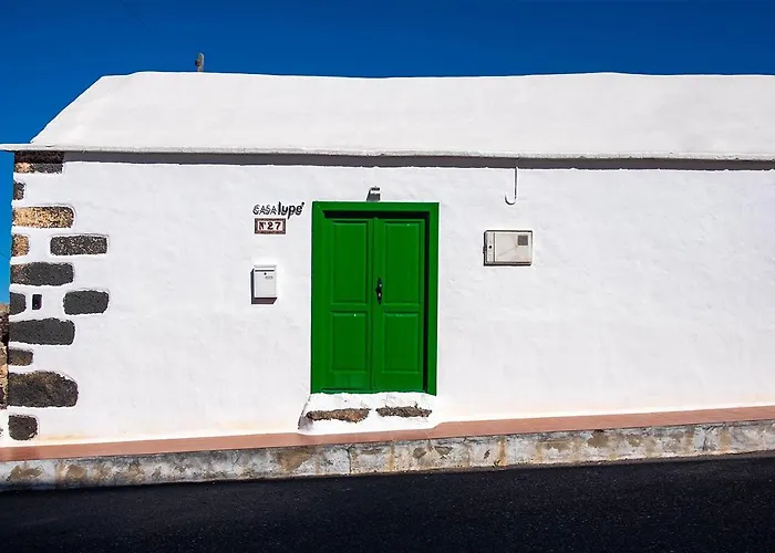 Casa Lupe. Art-inspired Courtyard House In Dom wakacyjny *