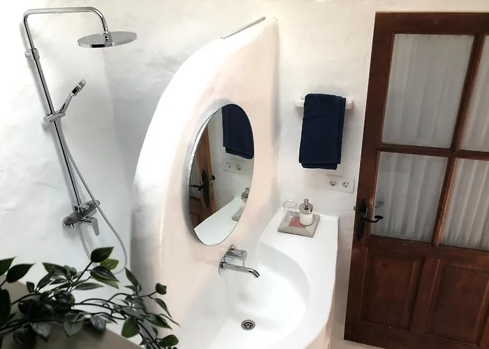 Casa Lupe. Art-inspired Courtyard House In