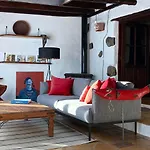 Casa Lupe. Art-inspired Courtyard House In Casa de Férias Teguise (Lanzarote)