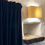 Casa de Férias Casa Lupe. Art-inspired Courtyard House In Teguise (Lanzarote)