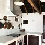 Casa de Férias Casa Lupe. Art-inspired Courtyard House In Teguise (Lanzarote)