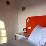 Casa de Férias Casa Lupe. Art-inspired Courtyard House In Teguise (Lanzarote)