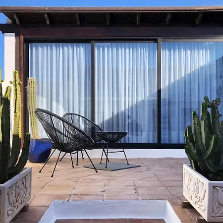 Casa Lupe. Art-inspired Courtyard House In Semesterbostad