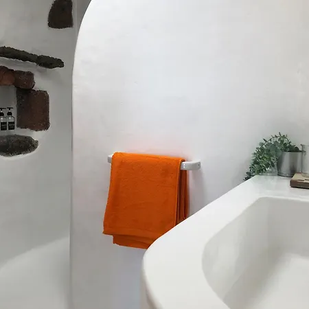 Semesterbostad Casa Lupe. Art-inspired Courtyard House In *