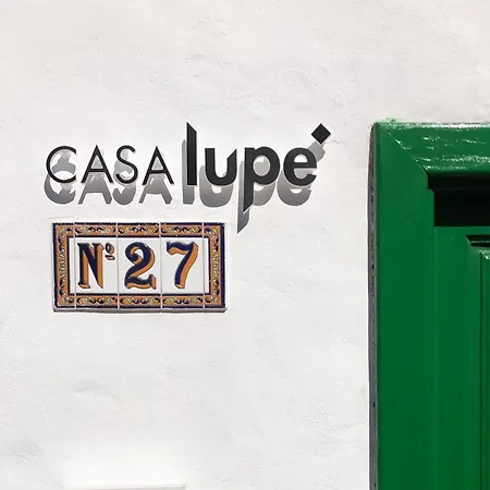 Casa de Férias Casa Lupe. Art-inspired Courtyard House In