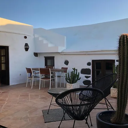 Casa Lupe. Art-inspired Courtyard House In Casa de Férias Teguise (Lanzarote)