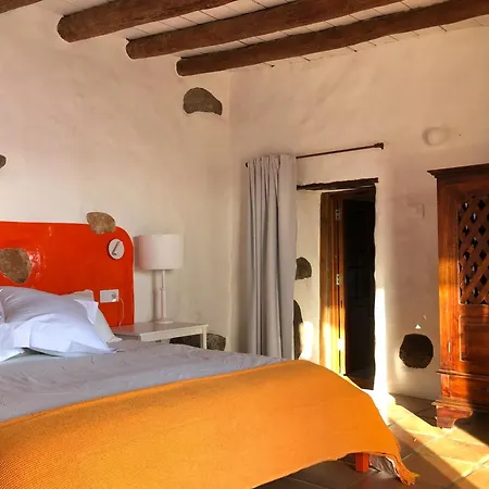 Casa Lupe. Art-inspired Courtyard House In Casa de Férias