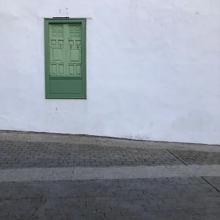 別荘 Casa Lupe. Art-inspired Courtyard House In *