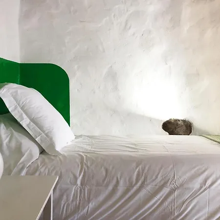 Semesterbostad Casa Lupe. Art-inspired Courtyard House In Teguise (Lanzarote)