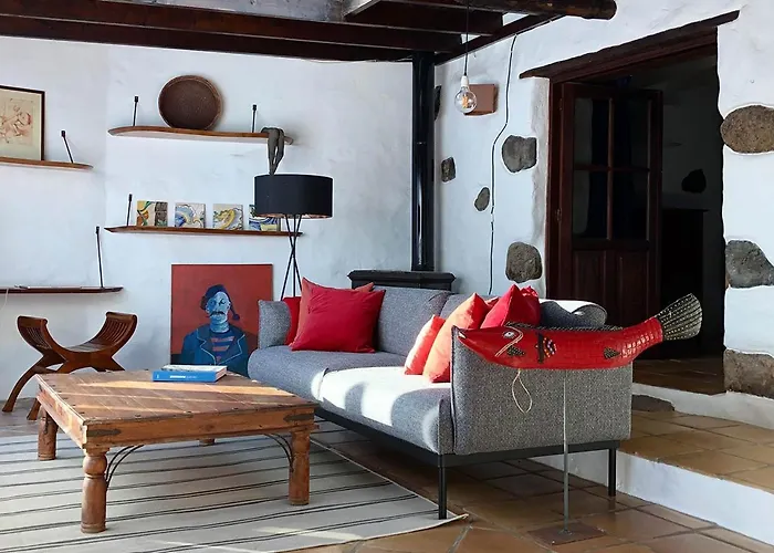 Casa Lupe. Art-inspired Courtyard House In Feriehus Teguise (Lanzarote)