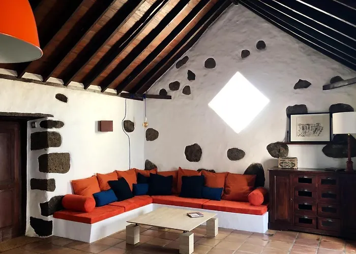 Casa Lupe. Art-inspired Courtyard House In