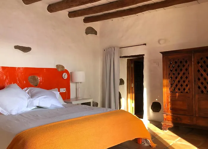 Casa Lupe. Art-inspired Courtyard House In Prázdninový dům